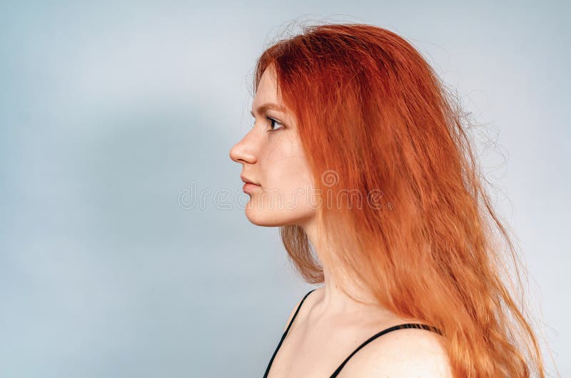 Foto de Retrato Da Bela Menina Triste Cabelo Ruivo Vista De Perfil