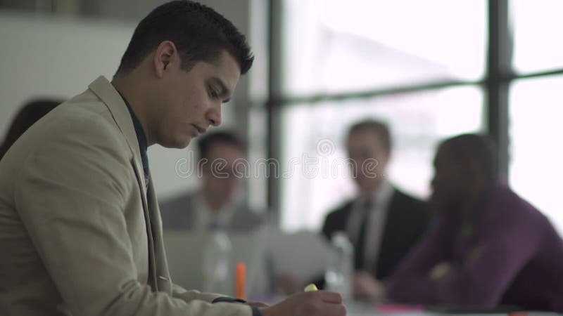 Perfil de un hombre hispánico profesional en una reunión (1 de 3) almacen de video