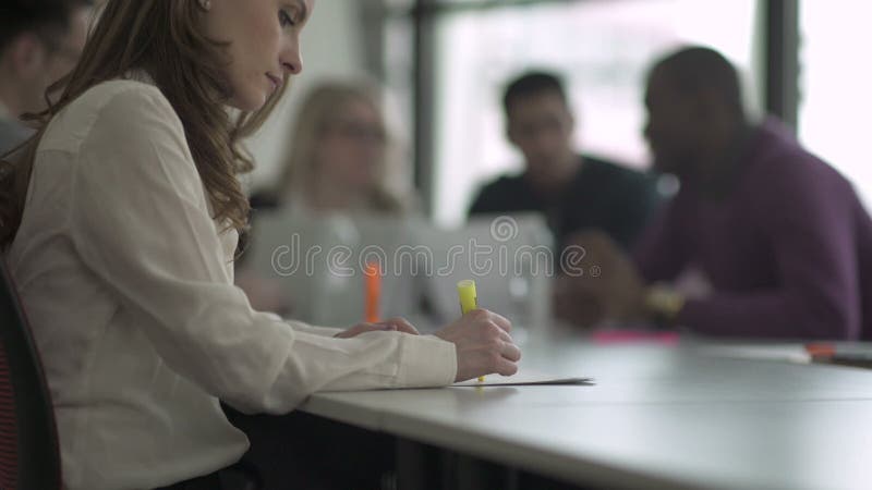 Perfil de una mujer caucásica profesional en una reunión (4 de 5) metrajes