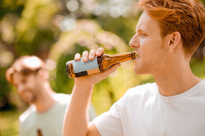 5,743 Fotos de Stock de Bebendo Uma Cerveja Com Amigos - Fotos de Stock  Gratuitas e Sem Fidelização a partir da Dreamstime - Página 52