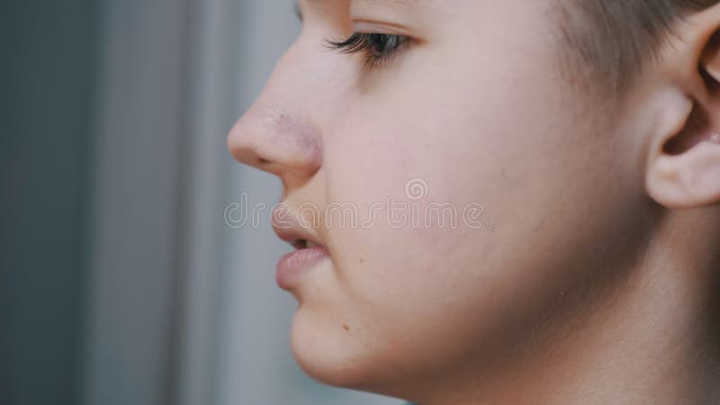 Perfil facial de un adolescente disgustado hablando moviendo sus labios 4k. cerrar