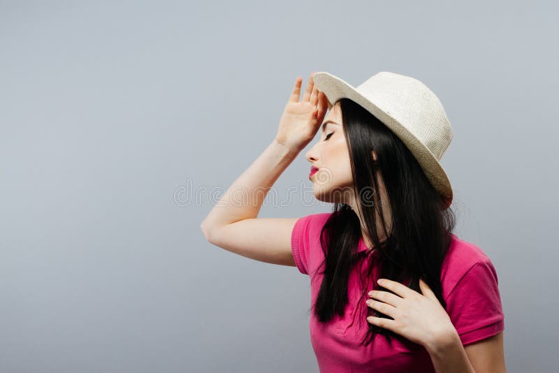 Perfil modelo femenino hermoso que presenta con un sombrero imagen de archivo Perfil modelo femenino hermoso que presenta con un sombrero imagen de archivo