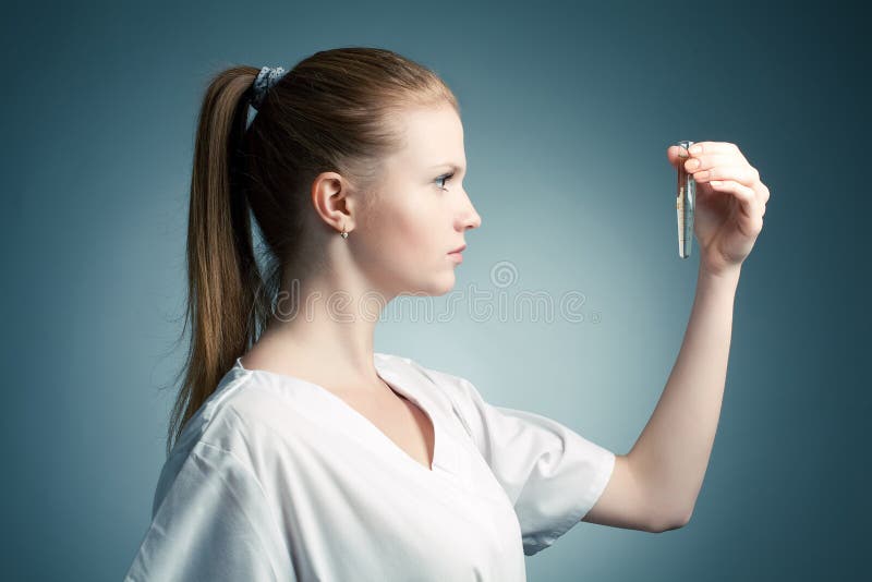 Perfile el retrato de la mujer sonriente del médico de los jóvenes imagenes de archivo Perfile el retrato de la mujer sonriente del médico de los jóvenes imagenes de archivo