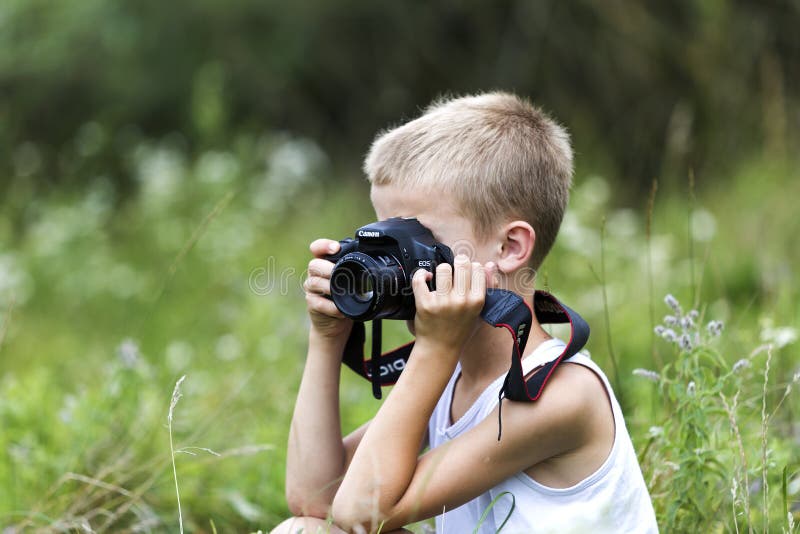 Perfile el retrato del primer del muchacho hermoso lindo rubio joven del niño fotos de archivo Perfile el retrato del primer del muchacho hermoso lindo rubio joven del niño fotos de archivo