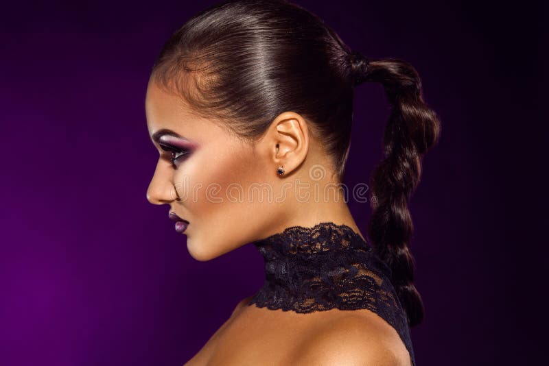 Perfile la foto de la mujer adulta sensual en estudio imagen de archivo libre de regalías Perfile la foto de la mujer adulta sensual en estudio imagen de archivo libre de regalías