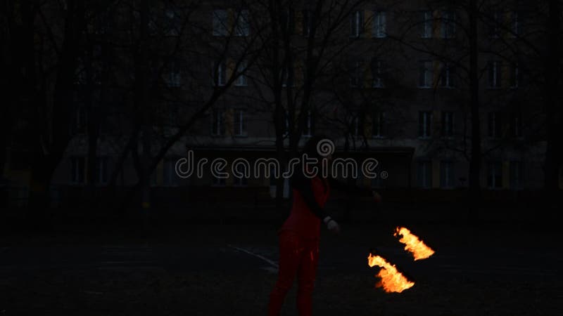 Performance de la femme du feu de nuit banque de vidéos