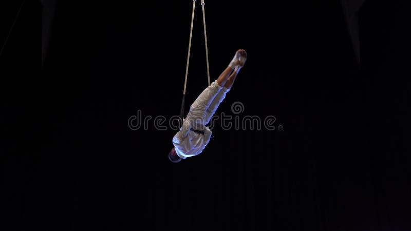 Performances musicales d'artistes de cirque à air masculin avec trapèze de danse