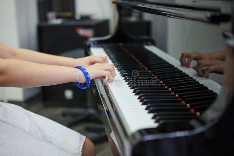 Performer& x27 de musique ; main de s jouant le piano images stock Performer& x27 de musique ; main de s jouant le piano images stock