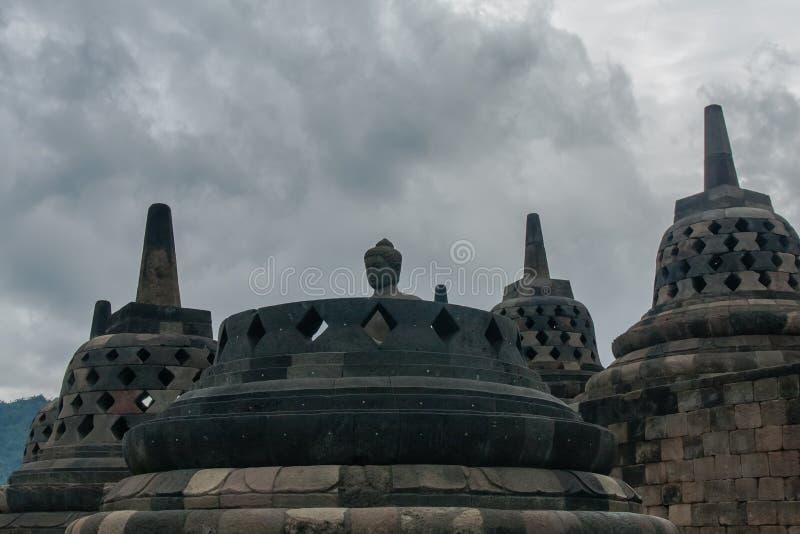 Perforowane stupy na szczycie świątyni Borobudur, Jogyakarta, Indonezja obraz stock Perforowane stupy na szczycie świątyni Borobudur, Jogyakarta, Indonezja obraz stock