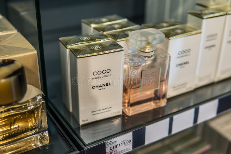 Perfume De Coco Mademoiselle Chanel En La Tienda, Perfume De Coco Lanzado Por El Turista Francés Gabrielle Coco Chanel Foto de archivo editorial - Imagen de canalizar, belleza: 168502853
