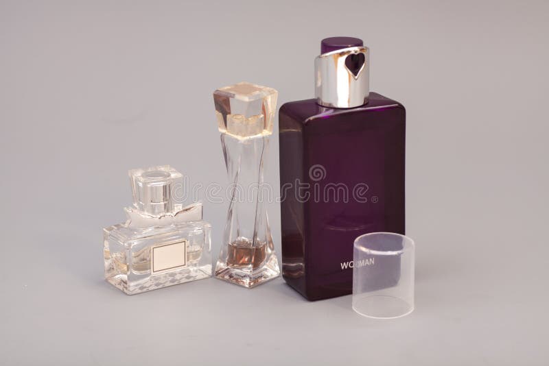 Perfume de la mujer en botellas imagen de archivo Perfume de la mujer en botellas imagen de archivo