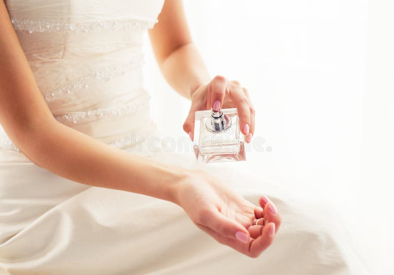 Perfume de pulverização da noiva imagens de stock royalty free Perfume de pulverização da noiva imagens de stock royalty free