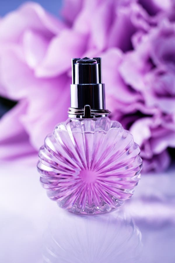 Perfume rosa feminino imagens de stock royalty free