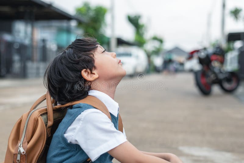Perfura??o do rapaz pequeno a ir educar na manh? Os estudantes das crian?as que t?m o enfado comprimem dentro a emo??o Povos e co fotografia de stock Perfura??o do rapaz pequeno a ir educar na manh? Os estudantes das crian?as que t?m o enfado comprimem dentro a emo??o Povos e co fotografia de stock