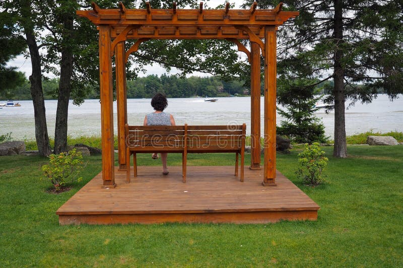 Pergola mit Frau stockbilder Pergola mit Frau stockbilder