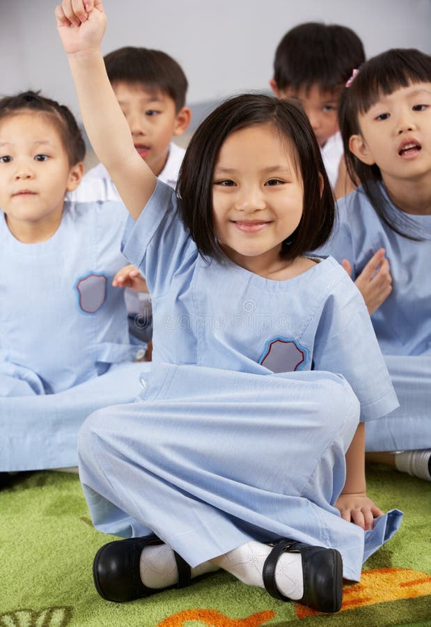 Pergunta de resposta do estudante na escola chinesa imagens de stock royalty free Pergunta de resposta do estudante na escola chinesa imagens de stock royalty free