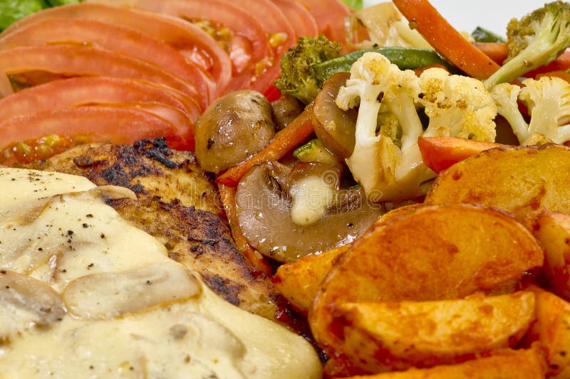 Peri peri Chicken med Button svampgrus, Saute Vegetables, Spicy fried Potatis med Tomato Lettuce Salad royaltyfri foto