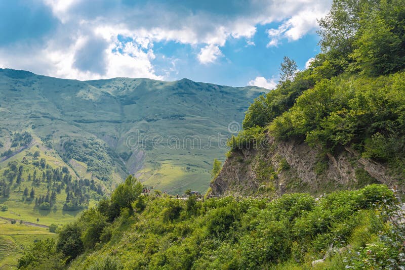 Pericolosa marcia sulla via militare georgiana sulle montagne del Caucaso fotografia stock libera da diritti Pericolosa marcia sulla via militare georgiana sulle montagne del Caucaso fotografia stock libera da diritti