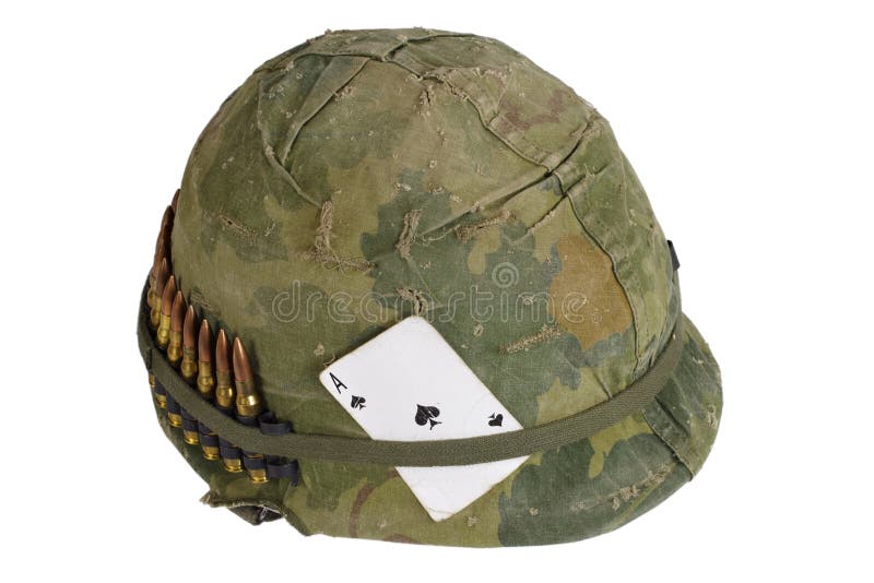 Period för vietnamkriget för hjälm för USA-armé med kamouflageräkningen och ammobälte och amulett överdängaren av spadar som spel royaltyfri bild Period för vietnamkriget för hjälm för USA-armé med kamouflageräkningen och ammobälte och amulett överdängaren av spadar som spel royaltyfri bild