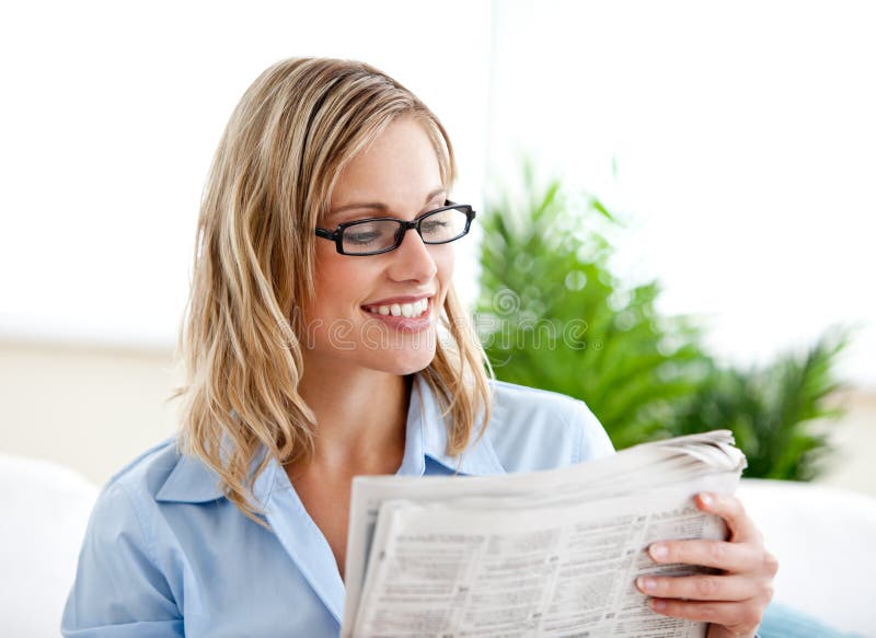 Periódico lindo de la lectura de la empresaria con los vidrios imágenes de archivo libres de regalías Periódico lindo de la lectura de la empresaria con los vidrios imágenes de archivo libres de regalías