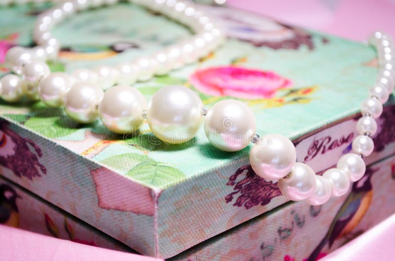 perla Perla bianca come la neve Le perle sono fatte delle perle Gioielli delle perle