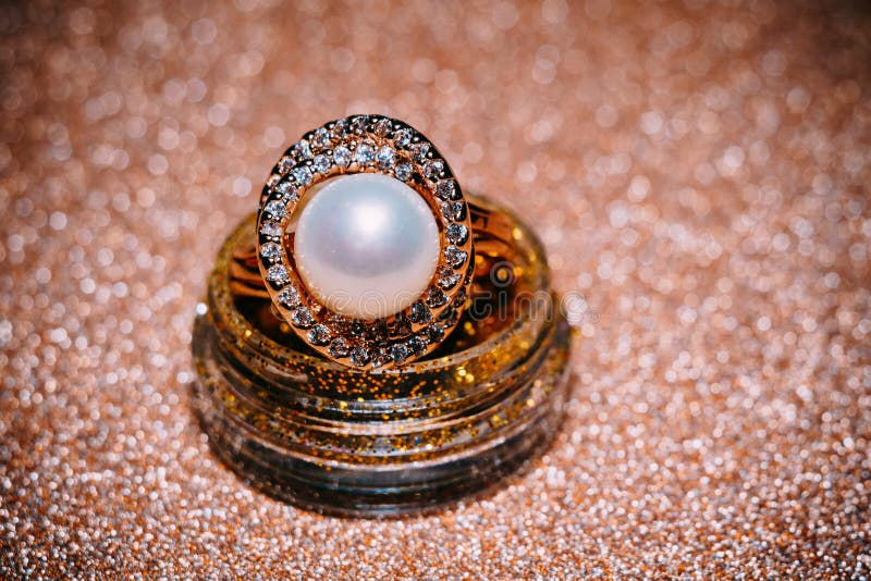 Perla Blanca Rose Gold Ring Filtered Imagen de archivo - Imagen de ...