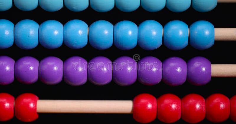 Perle colorate di legno sull'abaco per bambini giocano archivi video