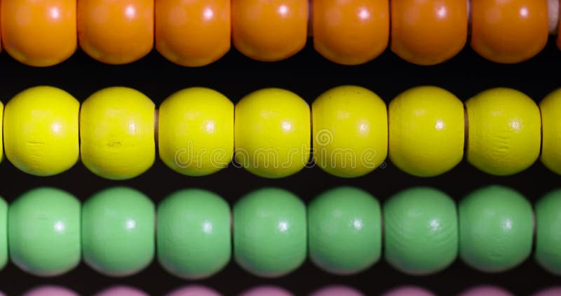 Perle colorate di legno sull'abaco per bambini giocano archivi video