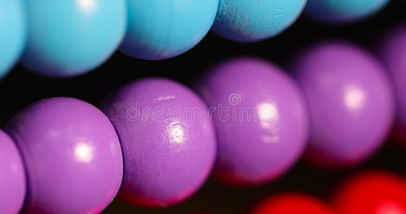 Perle colorate di legno sull'abaco per bambini giocano stock footage