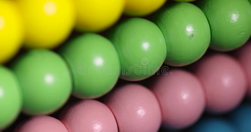 Perle colorate di legno sull'abaco per bambini giocano archivi video