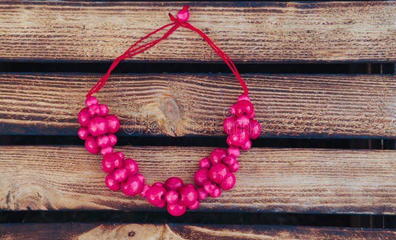 Perle di rosa fatte a mano Priorità bassa di legno Legno fatto a mano Vista superiore fotografie stock libere da diritti Perle di rosa fatte a mano Priorità bassa di legno Legno fatto a mano Vista superiore fotografie stock libere da diritti
