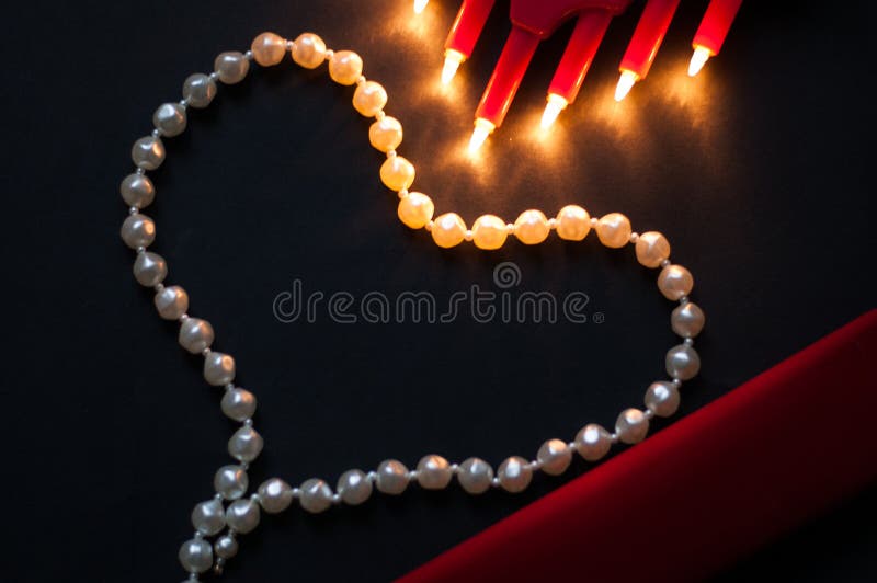 Perlen Sie Halskette, silk Taschentuch auf einem schwarzen Hintergrund stockfotografie Perlen Sie Halskette, silk Taschentuch auf einem schwarzen Hintergrund stockfotografie