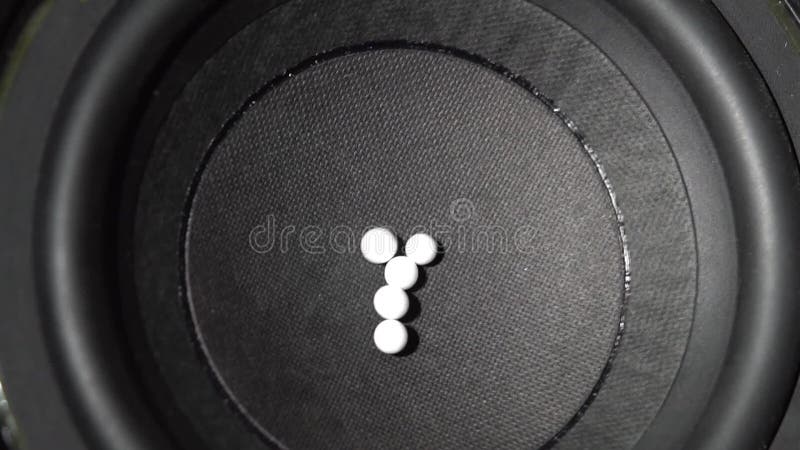 Perles de polystyrène sautant sur une surface fonctionnante de haut-parleur banque de vidéos
