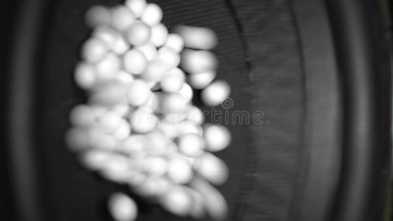 Perles de polystyrène sautant sur une surface fonctionnante de haut-parleur banque de vidéos