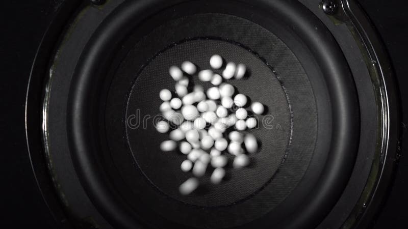 Perles de polystyrène sautant sur une surface fonctionnante de haut-parleur clips vidéos