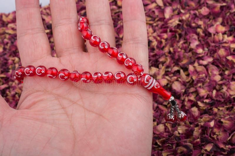 Perles ? disposition au-dessus des p?tales de rose secs photo libre de droits Perles ? disposition au-dessus des p?tales de rose secs photo libre de droits