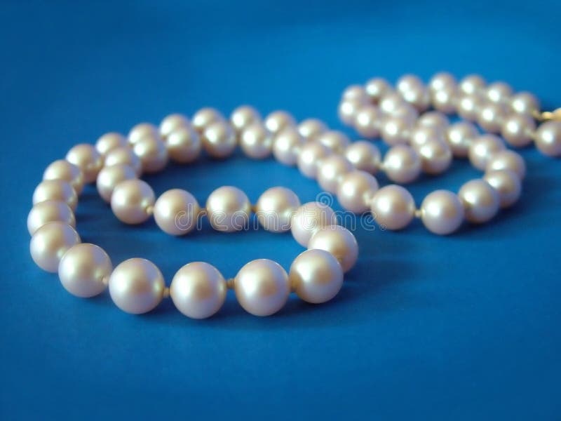 Perles sur le bleu photographie stock Perles sur le bleu photographie stock