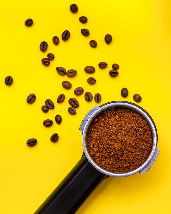 Permafilter с земным кофе с зажаренными в духовке кофейными зернами, взгляд сверху стоковые фото