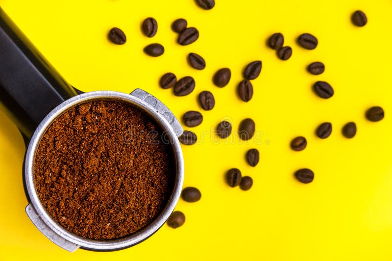 Permafilter с земным кофе с зажаренными в духовке кофейными зернами, взгляд сверху стоковые изображения rf