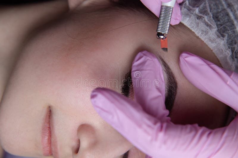 Permanent makeup f?r ?gonbryn Microblading kr?n Kosmetolog som g?r ?gonbrynet som tatuerar f?r kvinnlig framsida h?rligt barn royaltyfria foton Permanent makeup f?r ?gonbryn Microblading kr?n Kosmetolog som g?r ?gonbrynet som tatuerar f?r kvinnlig framsida h?rligt barn royaltyfria foton