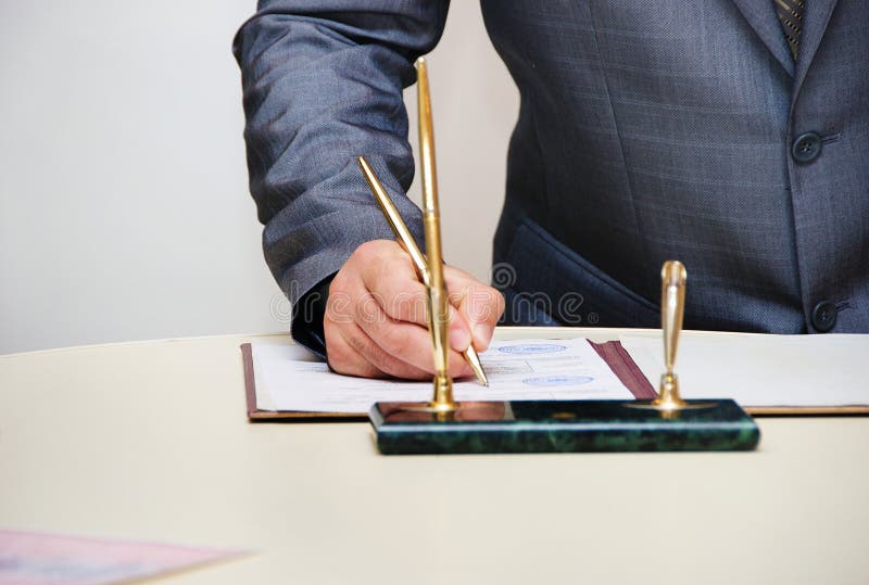 Permiso de matrimonio de firma del novio o contrato que se casa fotos de archivo libres de regalías Permiso de matrimonio de firma del novio o contrato que se casa fotos de archivo libres de regalías