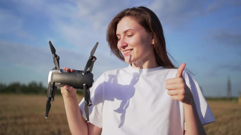 Permiso para volar un drone. el operador del quadcopter muestra el tipo y el drone. niña sonriente con un dron en ella