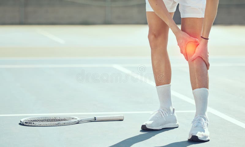 Tênis esportivo e lesão na perna na quadra após jogo de