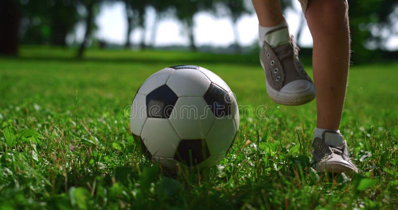 Pernas Jovens De Duas Equipes Diferentes De Jogadores De Futebol Foto de  Stock - Imagem de campo, retroceder: 156570062