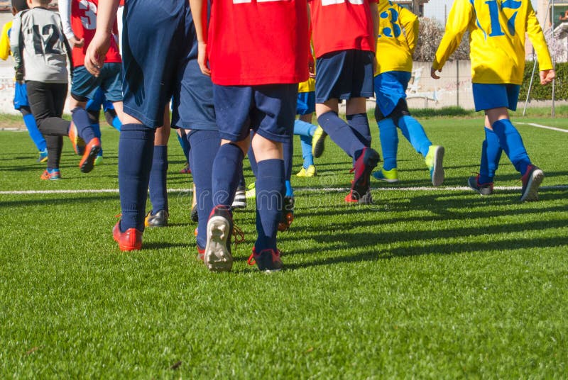 Pernas Jovens De Duas Equipes Diferentes De Jogadores De Futebol Foto de  Stock - Imagem de campo, retroceder: 156570062