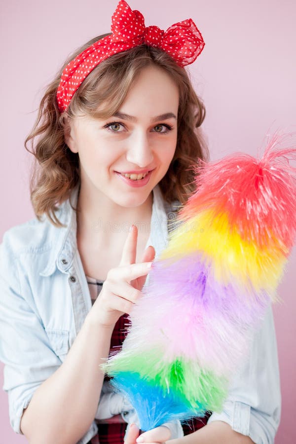 Perno de limpieza encima de la mujer La muchacha modela sonriente sostiene el cepillo colorido del plumero servicio de la limpiez imagen de archivo libre de regalías Perno de limpieza encima de la mujer La muchacha modela sonriente sostiene el cepillo colorido del plumero servicio de la limpiez imagen de archivo libre de regalías