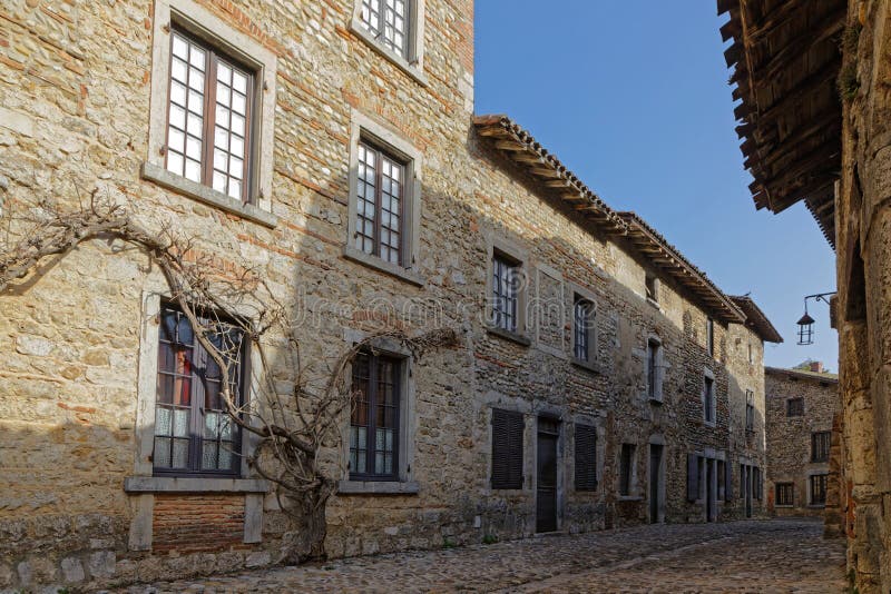 Улица старого города в perouges стоковая фотография rf