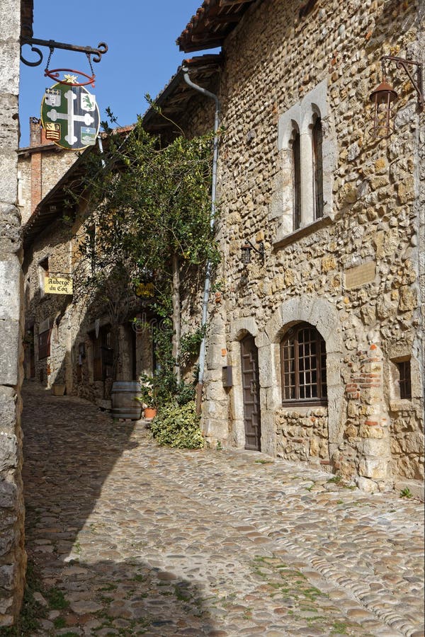 καταστήματα και οδός της παλιάς μεσαιωνικής πόλης στοκ φωτογραφία με δικαίωμα ελεύθερης χρήσης