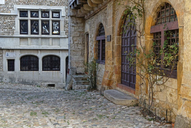 διασταυρούμενοι δρόμοι στην παλιά μεσαιωνική πόλη στοκ φωτογραφίες με δικαίωμα ελεύθερης χρήσης