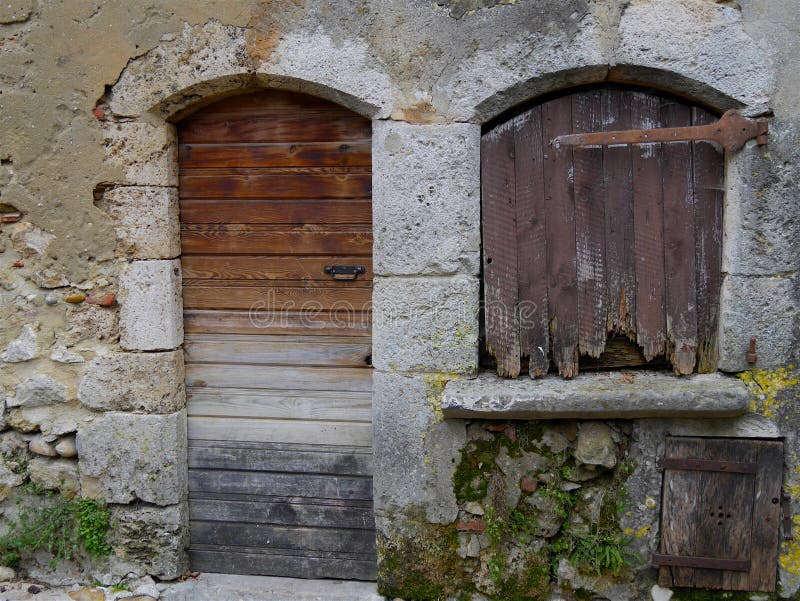 Μεσαιωνικά πόρτες και παράθυρα σε Perouges στοκ φωτογραφία με δικαίωμα ελεύθερης χρήσης